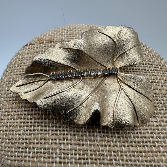 Vintage Brooch Pin Brushed Textured Gold Tone Leaf Crystal Rhinestones Judy Lee - Picture 14 of 16